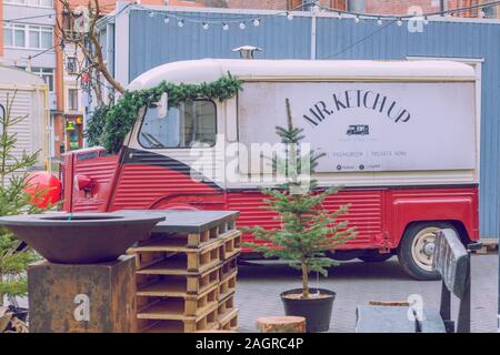 Stadt Riga, Lettland. Alte weiße Citroen HY 78 Camper auf der Weihnachten Street Market. 19.12.2109 Stockfoto