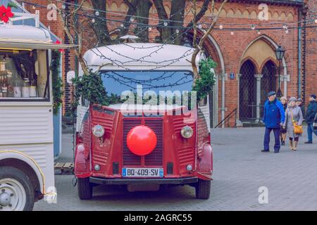 Stadt Riga, Lettland. Alte weiße Citroen HY 78 Camper auf der Weihnachten Street Market. 19.12.2109 Stockfoto