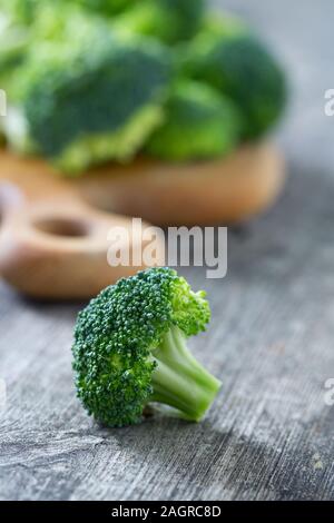 Brokkoli auf Holz- Oberfläche Stockfoto