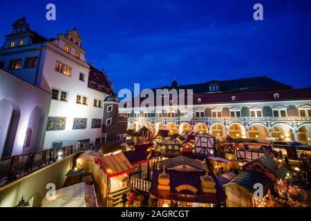 Bunt beleuchtete Mittelalterlicher Weihnachtsmarkt im Innenhof Stallhof Stockfoto