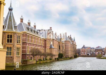 Den Haag, Niederlande - 5 April, 2016: Street View mit niederländischen Häuser, Clock Tower und den See in Den Haag, Holland Stockfoto