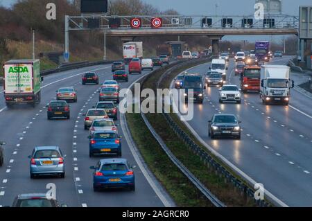 Viel Verkehr auf der Autobahn M1 Mart" in Bedfordshire England Großbritannien Stockfoto