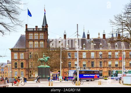 Den Haag, Niederlande - 5 April, 2016: Street View mit dem Parlament und Gerichtshof Gebäude Binnenhof in Den Haag, Holland Stockfoto