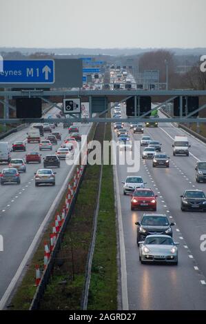 Viel Verkehr auf der Autobahn M1 Mart" in Bedfordshire England Großbritannien Stockfoto