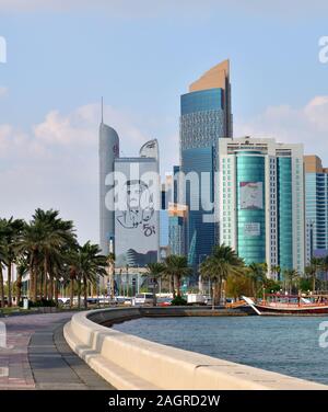 Doha, Katar - 21. November. 2019. Wolkenkratzer von West Bay, Doha, von Corniche Waterfront Stockfoto