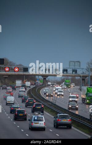 Viel Verkehr auf der Autobahn M1 Mart" in Bedfordshire England Großbritannien Stockfoto