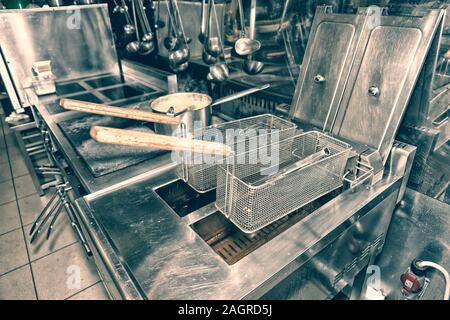 Friteusen mit Öl auf Küche, getönten Bild Stockfoto