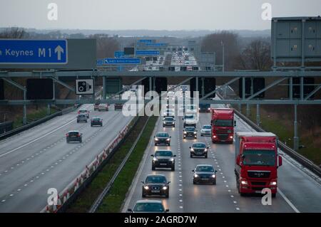 Viel Verkehr auf der Autobahn M1 Mart" in Bedfordshire England Großbritannien Stockfoto