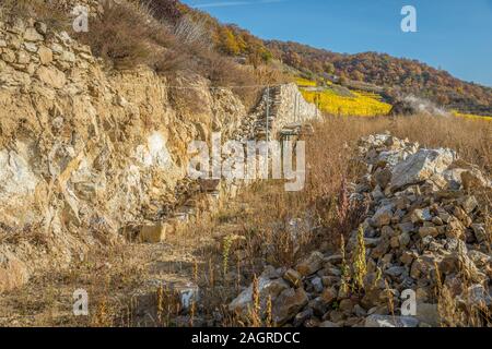 Traditionelle stonewall in den Weinbergen in der Nähe von durnstein wird aufgebaut, Wachau, Österreich Stockfoto