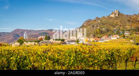 Panorama der Durnstein mit Ruine, Kirche und Weinbergen im Herbst, Wachau, Österreich Stockfoto