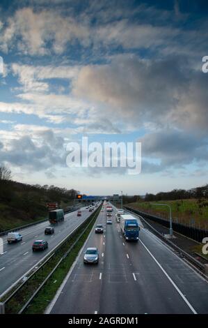 Viel Verkehr auf der Autobahn M1 Mart" in Bedfordshire England Großbritannien Stockfoto