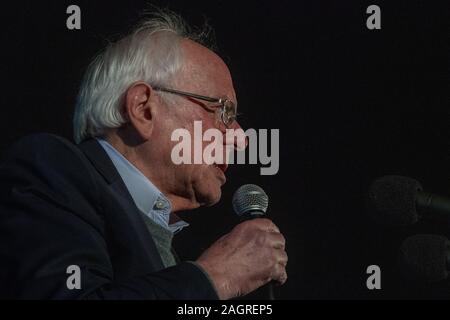 San Diego, Kalifornien, USA. 20 Dez, 2019. Demokratische Präsidentschaftskandidat Senator Bernie Sanders von Vermont Adressen die Schar der Anhänger auf einer Kundgebung in San Ysidro High School statt gesammelt. Quelle: David Barak/ZUMA Draht/Alamy leben Nachrichten Stockfoto