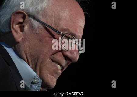 San Diego, Kalifornien, USA. 20 Dez, 2019. Demokratische Präsidentschaftskandidat Senator Bernie Sanders von Vermont Adressen die Schar der Anhänger auf einer Kundgebung in San Ysidro High School statt gesammelt. Quelle: David Barak/ZUMA Draht/Alamy leben Nachrichten Stockfoto