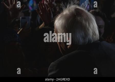 San Diego, Kalifornien, USA. 20 Dez, 2019. Demokratische Präsidentschaftskandidat Senator Bernie Sanders von Vermont grüßt Unterstützer versammelten sich zu einer Kundgebung in San Ysidro High School statt. Quelle: David Barak/ZUMA Draht/Alamy leben Nachrichten Stockfoto