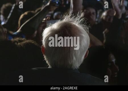 San Diego, Kalifornien, USA. 20 Dez, 2019. Demokratische Präsidentschaftskandidat Senator Bernie Sanders von Vermont grüßt Unterstützer versammelten sich zu einer Kundgebung in San Ysidro High School statt. Quelle: David Barak/ZUMA Draht/Alamy leben Nachrichten Stockfoto