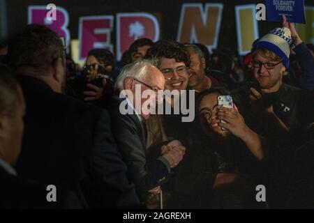 San Diego, Kalifornien, USA. 20 Dez, 2019. Demokratische Präsidentschaftskandidat Senator Bernie Sanders von Vermont grüßt Unterstützer versammelten sich zu einer Kundgebung in San Ysidro High School statt. Quelle: David Barak/ZUMA Draht/Alamy leben Nachrichten Stockfoto