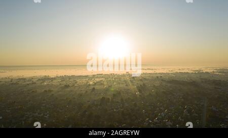 Viele Hütten. Landhäuser in der Morgendämmerung. Drone Ansicht Stockfoto