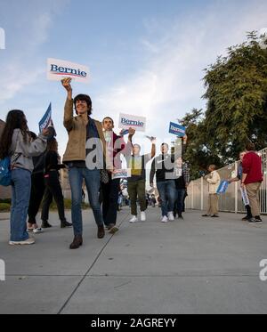 San Diego, Kalifornien, USA. 20 Dez, 2019. Unterstützer ofmDemocratic Präsidentschaftskandidat Senator Bernie Sanders von Vermont geben Sie eine Rallye in San Ysidro High School statt. Quelle: David Barak/ZUMA Draht/Alamy leben Nachrichten Stockfoto