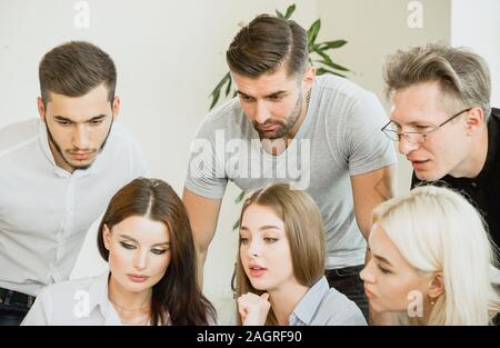 Das Creative Team ist über ein neues Projekt. Helle und moderne kleine kreative Unternehmen. Lässige junge Menschen in neue Creative Business Office Stockfoto
