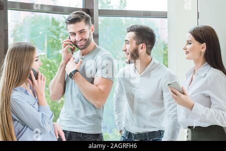 Eine Gesellschaft der Freunde, Mitarbeiter Telefon Streich Stockfoto