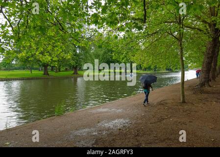 BEDFORD, Großbritannien - 21 Juni 2012: eine Fussgängerzone Spaziergänge an einem regnerischen Sommertag am Ufer des Großen Flusses Ouse in Bedford, England Großbritannien Stockfoto