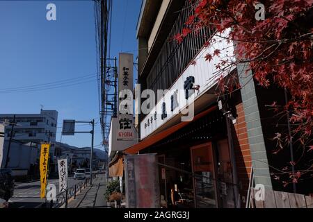 Stadtbild um Takao Station der JR East und Keio Line: traditionelle japanische Süßigkeiten Shop Stockfoto