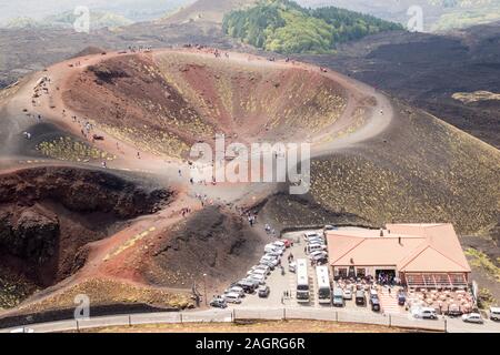 Einer der aktivsten Vulkane der Welt, dem Mount Etna. Es ist eine atemberaubende Aussicht sind schwer in aufgrund der weiten Landschaften zu nehmen. Stockfoto