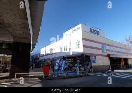 Stadtbild um Takao Station der JR East und Keio Line Stockfoto