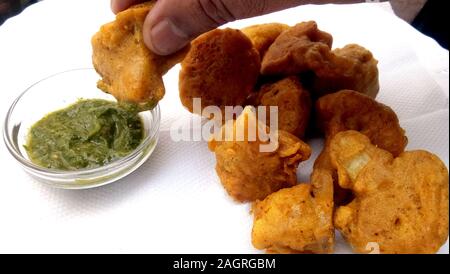 Gemüse pakora, Blumenkohl pakora, heiß serviert indische Snack, serviert mit Tomatenketchup, grün Kühl, Stockfoto