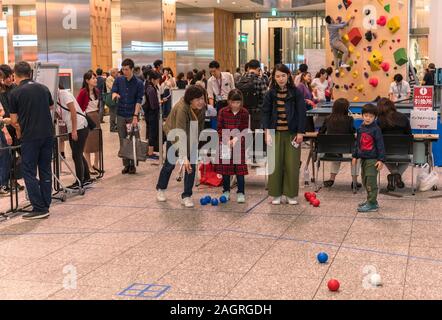 Anschlüsse der Event Park 2020" auf das Thema der Zukunft die Olympischen und Paralympischen Spiele von Tokio im Jahr 2020 organisiert. In der Japan Post KITTE Gebäude von Tokio Stockfoto