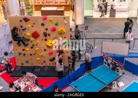 Anschlüsse der Event Park 2020" auf das Thema der Zukunft die Olympischen und Paralympischen Spiele von Tokio im Jahr 2020 organisiert. In der Japan Post KITTE Gebäude von Tokio Stockfoto