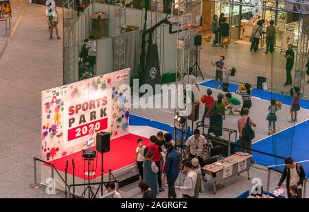 Anschlüsse der Event Park 2020" auf das Thema der Zukunft die Olympischen und Paralympischen Spiele von Tokio im Jahr 2020 organisiert. In der Japan Post KITTE Gebäude von Tokio Stockfoto