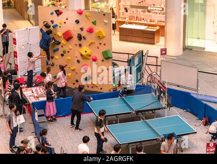 Anschlüsse der Event Park 2020" auf das Thema der Zukunft die Olympischen und Paralympischen Spiele von Tokio im Jahr 2020 organisiert. In der Japan Post KITTE Gebäude von Tokio Stockfoto