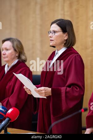 20 Dezember 2019, Nordrhein-Westfalen, Münster: Wenn die NRW-Verfassungsgericht verkündet sein Urteil im Streit um die lokalen Stichwahl, Richter Ricarda Brandts Präsident des Verfassungsgerichts steht im Gerichtssaal in Münster. Sollte Bürgermeister und Ratsmitglieder in NRW in der Regel in nur einem Wahlgang gewählt werden - oder würde eine Stichwahl im Zweifelsfall besser sein? Schwarz und Gelb abgeschafft die Krawatte - Brechen Entscheidung im April. SPD und Gruene wollen es wieder einzuführen und haben vor dem Bundesverfassungsgericht zur Prüfung aufgerufen. Dies kündigt nun seine Entscheidung. Foto: Guido Stockfoto