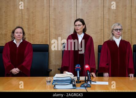 20 Dezember 2019, Nordrhein-Westfalen, Münster: Die Richter Margarete Gräfin von Schwerin (L-R), der Präsident des Oberlandesgerichts, Ricarda Brandt, Präsident des Verfassungsgerichts, und Barbara Dauner-Lieb, Professor an der Universität Köln, stehen im Gerichtssaal in Münster vor dem NRW-Verfassungsgericht verkündet sein Urteil im Streit um die lokalen Run-off-Wahlen. Sollte Bürgermeister und Ratsmitglieder in NRW in der Regel in nur einem Wahlgang gewählt werden - oder würde eine Stichwahl im Zweifelsfall besser sein? Schwarz und Gelb abgeschafft die Krawatte - Brechen der Entscheidung Stockfoto