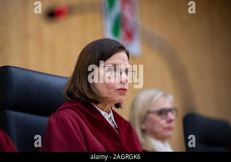 20 Dezember 2019, Nordrhein-Westfalen, Münster: Wenn die NRW-Verfassungsgericht verkündet sein Urteil im Streit um die lokalen Stichwahl, Richter Ricarda Brandts Präsident des Verfassungsgerichts sitzt im Gerichtssaal in Münster. Sollte Bürgermeister und Ratsmitglieder in NRW in der Regel in nur einem Wahlgang gewählt werden - oder würde eine Stichwahl im Zweifelsfall besser sein? Schwarz und Gelb abgeschafft die Krawatte - Brechen Entscheidung im April. SPD und Gruene wollen es wieder einzuführen und haben vor dem Bundesverfassungsgericht zur Prüfung aufgerufen. Dies kündigt nun seine Entscheidung. Foto: Guido Ki Stockfoto