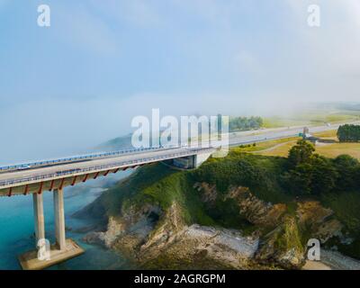 Luftaufnahme auf dos Santos Brücke bei Nebel und die Bucht. In der Nähe von Ribadeo im Norden Spaniens Stockfoto