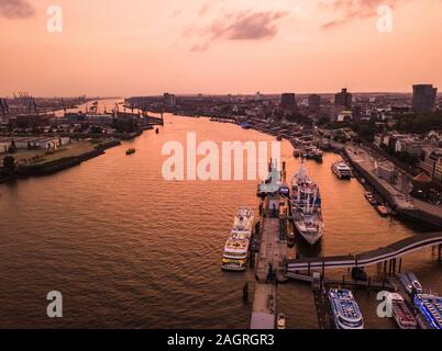 Luftbild der Elbe und Schiffe in der Stadt Hamburg während des Sonnenuntergangs. Geramania im Sommer Stockfoto