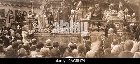 König Karl IV., seinem krönungseid an Dreifaltigkeitssäule außerhalb der Matthiaskirche in Budapest am 30. Dezember 1916. Museum: private Sammlung. Autor: anonym. Stockfoto