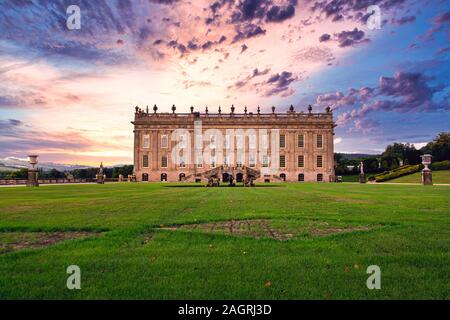 Chatsworth House und englischen Herrenhaus. Chatsworth ist die Heimat der Herzog und die Herzogin von Devonshire, und hat über 16 Generationen von t weitergegeben worden Stockfoto