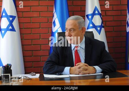 TEL AVIV, ISRAEL. August 2019. Premierminister Israels Benjamin Netanjahu treffen sich mit Journalisten israelischer Medien in russischer Sprache Stockfoto