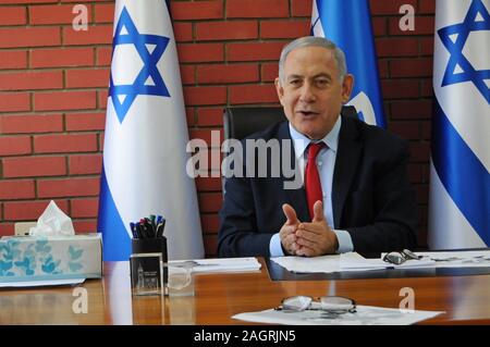 TEL AVIV, ISRAEL. August 2019. Premierminister Israels Benjamin Netanjahu treffen sich mit Journalisten israelischer Medien in russischer Sprache Stockfoto