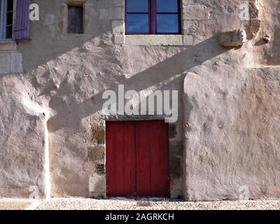 Eine schöne alte französische Haus mit roten Türen Stockfoto