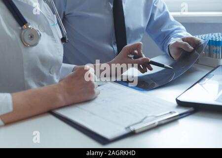 In der Nähe der Hände von Patient und Arzt Beratung Behandlung verschreiben. Arbeitet mit x-ray und medizinischen Tests. Stockfoto