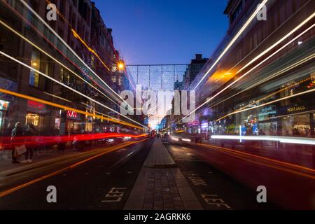 Die Oxford Street in London zu Weihnachten mit sehr wenigen Käufern Stockfoto