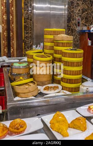 Dimsum Bambus steamer Boxen auf dem Wagen in der chinesischen Restaurant Stockfoto