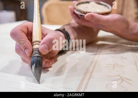 Ein Handwerker Design Tapeten mit natürlichen Pigmenten Stockfoto