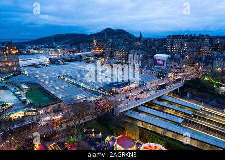 Dämmerung Blick auf die Skyline von Edinburgh Waverley Bahnhof und Altstadt im Winter, Schottland, Großbritannien Stockfoto