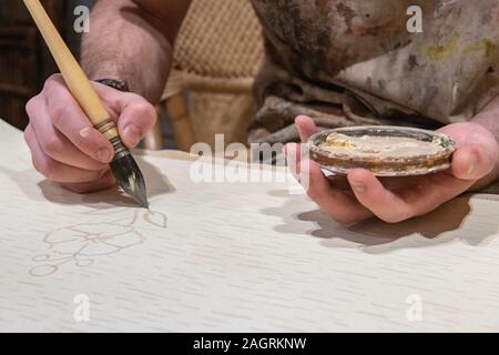 Ein Handwerker Design Tapeten mit natürlichen Pigmenten Stockfoto