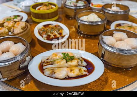 Köstliche gedämpfte Garnelen Knödel und Rollen in dimsum Restaurant Stockfoto